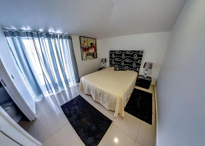 7 Saias Marginal Pensión Nazaré